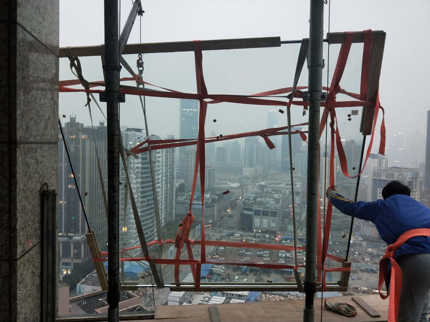 上海高层吊装玻璃上楼绑绳子的技巧与详解