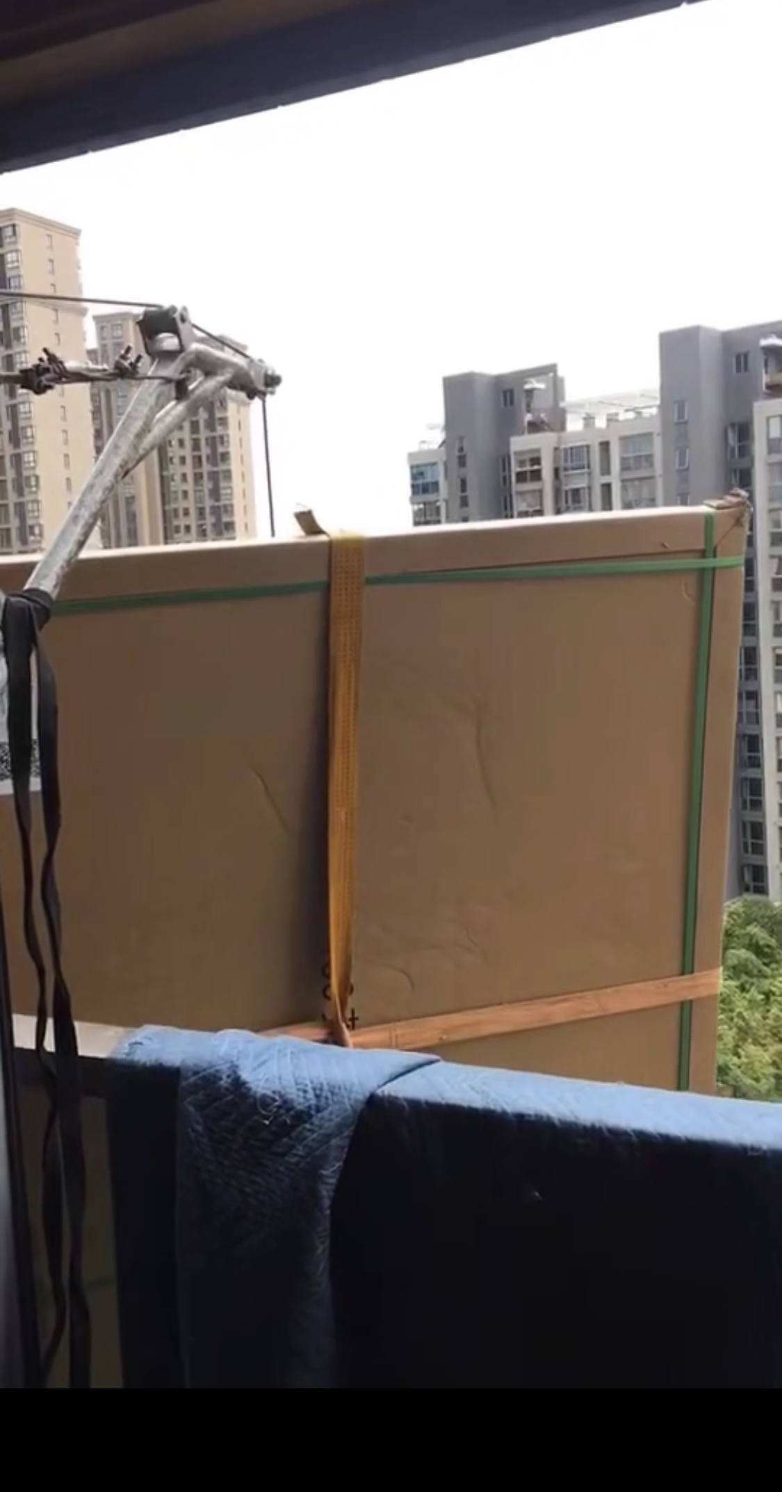 上海地区高楼楼顶吊大理石上楼用什么设备比较好家具需要包装吗？